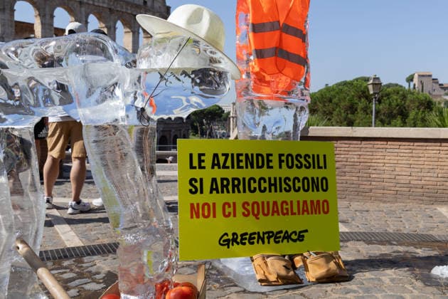 IPA86699887 - Ice Workers flash mob organized by Greenpeace Italy activists near the Colosseum in Rome to mark the European Day for Victims of the Global Climate Crisis  Copyright: xMatteoxNardonex xx 86699887