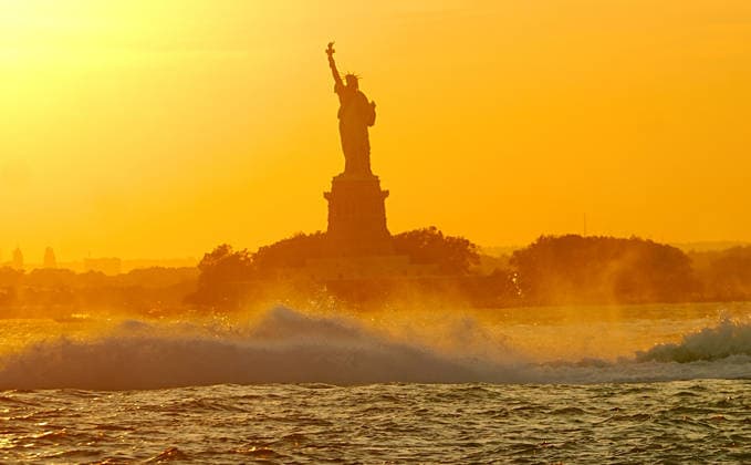 A dramatic colorful sky during sunset in New York NEW YORK CITY, UNITED STATES - JULY 14: A view of the Statue of Liberty during sunset on July 14, 2026 in New York City, United States. Selcuk Acar Anadolu New York United States. Editorial use only. Please get in touch for any other usage.  Copyright: x2026xAnadoluxSelcukxAcarx