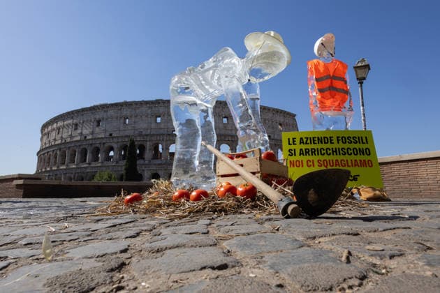News Themen der Woche KW29 News Bilder des Tages IPA86699884 - Ice Workers flash mob organized by Greenpeace Italy activists near the Colosseum in Rome to mark the European Day for Victims of the Global Climate Crisis  Copyright: xMatteoxNardonex xx 86699884