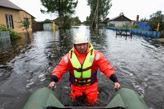 RUSSIA, SVERDLOVSK REGION - JULY 15, 2026: An emergency worker uses an inflatable boat in the flood-hit village of Zaikovo, southwest of Irbit. Donat Sorokin TASS  95063762
