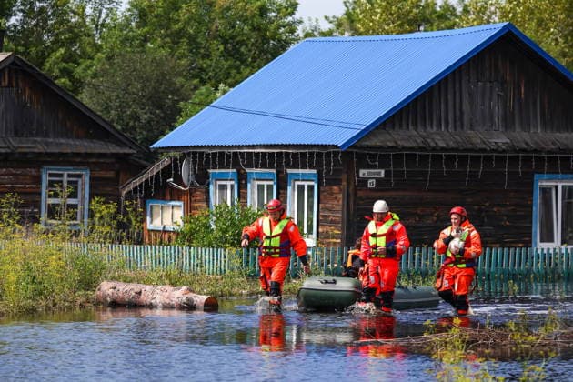 News Bilder des Tages RUSSIA, SVERDLOVSK REGION - JULY 15, 2026: Emergency workers use an inflatable boat in the flood-hit village of Zaikovo, southwest of Irbit. Donat Sorokin TASS  95063903