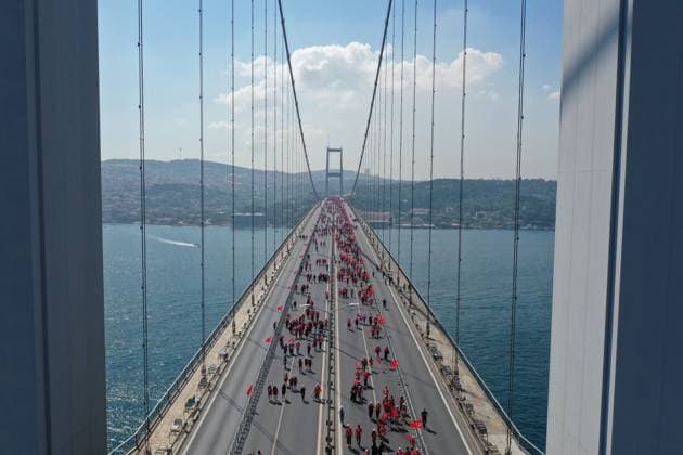 News Bilder des Tages July 15 Democracy and Martyrs Commemoration Run held on July 15th Martyrs Bridge ISTANBUL, TURKIYE - JULY 15: An aerial view shows people taking part in The July 15 Democracy and Martyrs Commemoration Walk organized by the Turkish Athletics Federation on July 15, 2026 in Istanbul, Turkiye. Bunyamin Celik Anadolu Istanbul Turkey. Editorial use only. Please get in touch for any other usage.  Copyright: x2026xAnadoluxBunyaminxCelikx