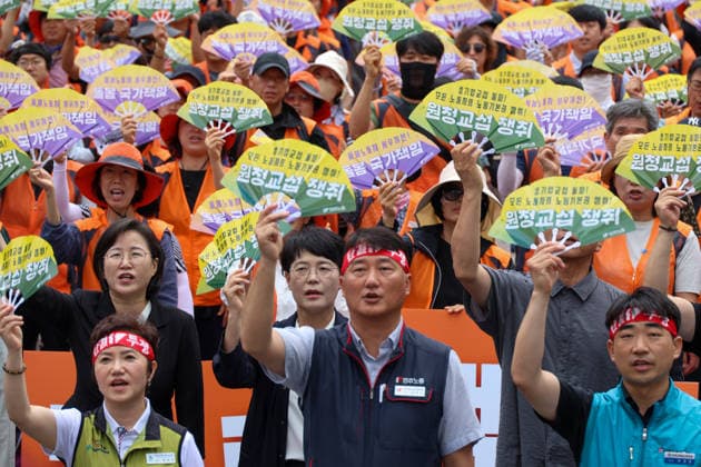 News Bilder des Tages South Korean Unionists Stage General Strike for Labor Rights Members of the Korean Confederation of Trade Unions (KCTU) shout slogans during a general strike rally calling for guaranteed labor rights in Seoul, South Korea, on July 15, 2026. The KCTU staged the walkout to press principal contractors into direct bargaining with subcontracted workers, months after South Korea s revised Trade Union Act took effect in March. Seoul South Korea  Copyright: xMatrixxImages JungxUi-Chelx
