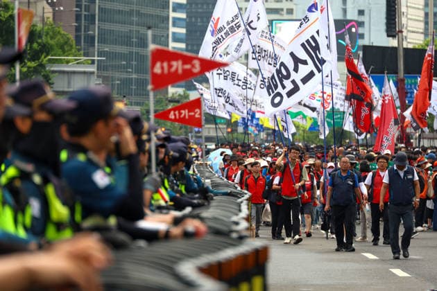 South Korean Unionists Stage General Strike for Labor Rights Members of the Korean Confederation of Trade Unions (KCTU) march during a general strike rally calling for guaranteed labor rights in Seoul, South Korea, on July 15, 2026. The KCTU staged the walkout to press principal contractors into direct bargaining with subcontracted workers, months after South Korea s revised Trade Union Act took effect in March. Seoul South Korea  Copyright: xMatrixxImages JungxUi-Chelx