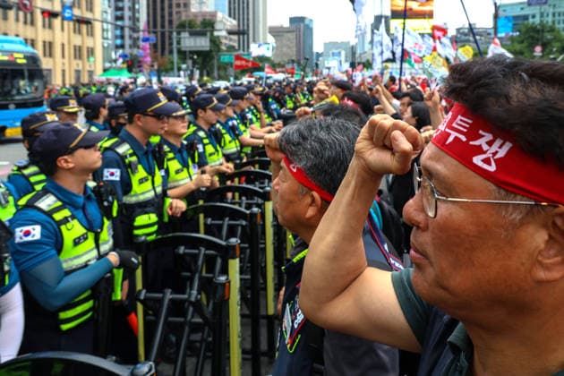 South Korean Unionists Stage General Strike for Labor Rights Members of the Korean Confederation of Trade Unions (KCTU) face off against police during a general strike rally calling for guaranteed labor rights in Seoul, South Korea, on July 15, 2026. The KCTU staged the walkout to press principal contractors into direct bargaining with subcontracted workers, months after South Korea s revised Trade Union Act took effect in March. Seoul South Korea  Copyright: xMatrixxImages JungxUi-Chelx