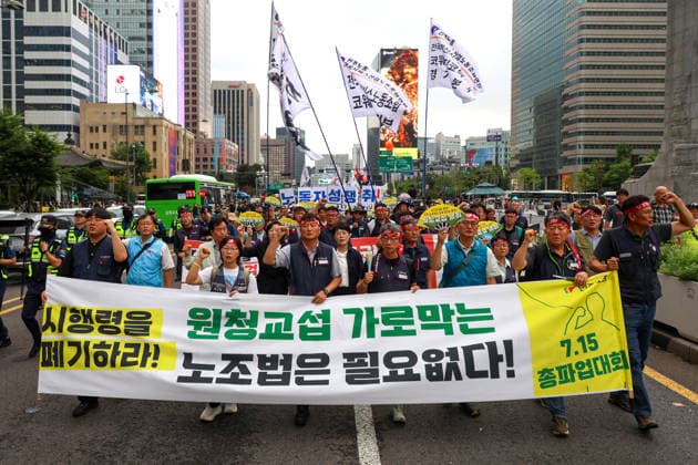 South Korean Unionists Stage General Strike for Labor Rights Members of the Korean Confederation of Trade Unions (KCTU) march during a general strike rally calling for guaranteed labor rights in Seoul, South Korea, on July 15, 2026. The KCTU staged the walkout to press principal contractors into direct bargaining with subcontracted workers, months after South Korea s revised Trade Union Act took effect in March. Seoul South Korea  Copyright: xMatrixxImages JungxUi-Chelx