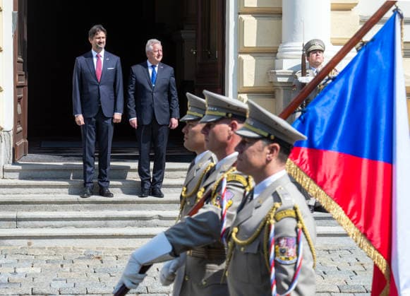 News Bilder des Tages Czech Defence Minister Jaromir Zuna (SPD), second left, meets Slovak Defence Minister Robert Kalinak, left, in Prague, Czech Republic, July 15. 2026. (CTKxPhoto MichaelaxRihova) CTKPhotoP2026071502378  CTKPhotoP2026071502378