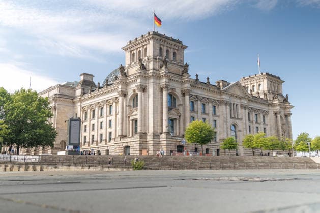 Sicht aufs Reichstagsgebaeude mit bewoelktem Himmel Berlin, 15.07.2026, Sicht aufs Reichstagsgebaeude mit bewoelktem Himmel. Berlin Deutschland *** View of the Reichstag Building under a cloudy sky, Berlin, July 15, 2026; View of the Reichstag Building under a cloudy sky, Berlin, Germany