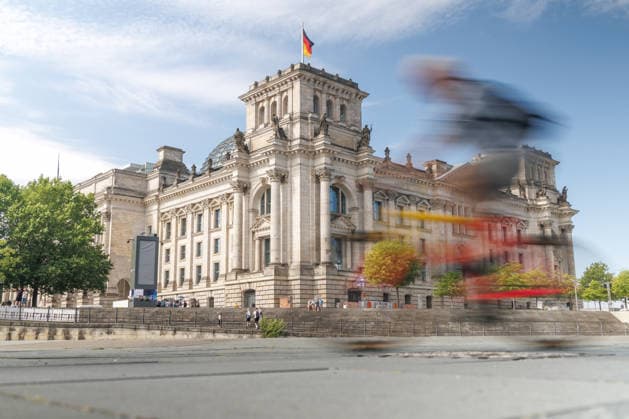 News Bilder des Tages Fahrradfahrer faehrt am Reichstagsgebaeude vorbei Berlin, 15.07.2026, Fahrradfahrer faehrt am Reichstagsgebaeude vorbei. Berlin Deutschland *** Cyclist rides past the Reichstag building in Berlin, July 15, 2026; Cyclist rides past the Reichstag building in Berlin, Germany