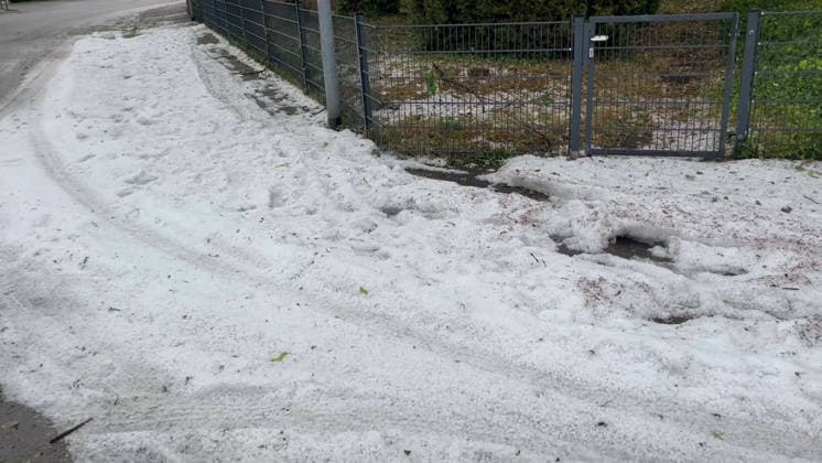 Unwetter in Reutlingen, Eine schwere Gewitterzelle mit intensivem Hagel zieht über Reutlingen hinweg. Innerhalb kurzer Zeit gehen kräftige Regenfälle und teils größerer Hagel nieder. Straßen und Plätze stehen stellenweise unter Wasser, während Blitz und Donner das Unwetter begleiten. Reutlingen Baden-Württemberg Deutschland Reutlingen *** Severe weather in Reutlingen: A severe thunderstorm cell with intense hail is moving across Reutlingen. Within a short time, heavy rain and, in some cases, large hailstones are falling. Streets and squares are flooded in places, while lightning and thunder accompany the storm. Reutlingen, Baden-Württemberg, Germany. Reutlingen Copyright: x xonw-imagesx xNicklasxWaltherx
