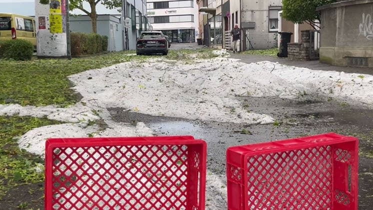 Unwetter in Reutlingen, Eine schwere Gewitterzelle mit intensivem Hagel zieht über Reutlingen hinweg. Innerhalb kurzer Zeit gehen kräftige Regenfälle und teils größerer Hagel nieder. Straßen und Plätze stehen stellenweise unter Wasser, während Blitz und Donner das Unwetter begleiten. Reutlingen Baden-Württemberg Deutschland Reutlingen *** Severe weather in Reutlingen: A severe thunderstorm cell with intense hail is moving across Reutlingen. Within a short time, heavy rain and, in some cases, large hailstones are falling. Streets and squares are flooded in places, while lightning and thunder accompany the storm. Reutlingen, Baden-Württemberg, Germany. Reutlingen Copyright: x xonw-imagesx xNicklasxWaltherx