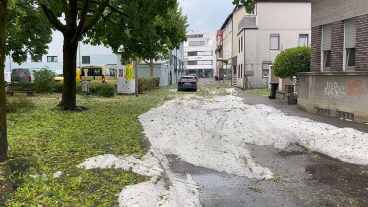 Unwetter in Reutlingen, Eine schwere Gewitterzelle mit intensivem Hagel zieht über Reutlingen hinweg. Innerhalb kurzer Zeit gehen kräftige Regenfälle und teils größerer Hagel nieder. Straßen und Plätze stehen stellenweise unter Wasser, während Blitz und Donner das Unwetter begleiten. Reutlingen Baden-Württemberg Deutschland Reutlingen *** Severe weather in Reutlingen: A severe thunderstorm cell with intense hail is moving across Reutlingen. Within a short time, heavy rain and, in some cases, large hailstones are falling. Streets and squares are flooded in places, while lightning and thunder accompany the storm. Reutlingen, Baden-Württemberg, Germany. Reutlingen Copyright: x xonw-imagesx xNicklasxWaltherx