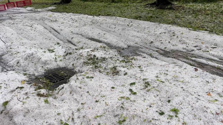 Unwetter in Reutlingen, Eine schwere Gewitterzelle mit intensivem Hagel zieht über Reutlingen hinweg. Innerhalb kurzer Zeit gehen kräftige Regenfälle und teils größerer Hagel nieder. Straßen und Plätze stehen stellenweise unter Wasser, während Blitz und Donner das Unwetter begleiten. Reutlingen Baden-Württemberg Deutschland Reutlingen *** Severe weather in Reutlingen: A severe thunderstorm cell with intense hail is moving across Reutlingen. Within a short time, heavy rain and, in some cases, large hailstones are falling. Streets and squares are flooded in places, while lightning and thunder accompany the storm. Reutlingen, Baden-Württemberg, Germany. Reutlingen Copyright: x xonw-imagesx xNicklasxWaltherx