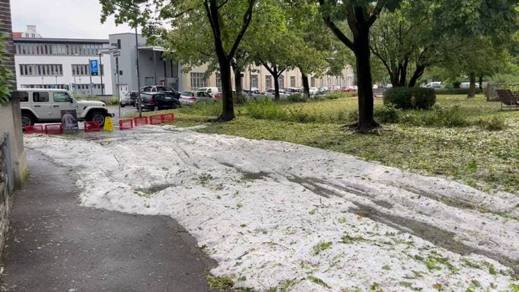 Unwetter in Reutlingen, Eine schwere Gewitterzelle mit intensivem Hagel zieht über Reutlingen hinweg. Innerhalb kurzer Zeit gehen kräftige Regenfälle und teils größerer Hagel nieder. Straßen und Plätze stehen stellenweise unter Wasser, während Blitz und Donner das Unwetter begleiten. Reutlingen Baden-Württemberg Deutschland Reutlingen *** Severe weather in Reutlingen: A severe thunderstorm cell with intense hail is moving across Reutlingen. Within a short time, heavy rain and, in some cases, large hailstones are falling. Streets and squares are flooded in places, while lightning and thunder accompany the storm. Reutlingen, Baden-Württemberg, Germany. Reutlingen Copyright: x xonw-imagesx xNicklasxWaltherx