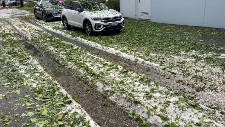 Unwetter in Reutlingen, Eine schwere Gewitterzelle mit intensivem Hagel zieht über Reutlingen hinweg. Innerhalb kurzer Zeit gehen kräftige Regenfälle und teils größerer Hagel nieder. Straßen und Plätze stehen stellenweise unter Wasser, während Blitz und Donner das Unwetter begleiten. Reutlingen Baden-Württemberg Deutschland Reutlingen *** Severe weather in Reutlingen: A severe thunderstorm cell with intense hail is moving across Reutlingen. Within a short time, heavy rain and, in some cases, large hailstones are falling. Streets and squares are flooded in places, while lightning and thunder accompany the storm. Reutlingen, Baden-Württemberg, Germany. Reutlingen Copyright: x xonw-imagesx xNicklasxWaltherx