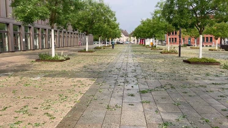 Unwetter in Reutlingen, Eine schwere Gewitterzelle mit intensivem Hagel zieht über Reutlingen hinweg. Innerhalb kurzer Zeit gehen kräftige Regenfälle und teils größerer Hagel nieder. Straßen und Plätze stehen stellenweise unter Wasser, während Blitz und Donner das Unwetter begleiten. Reutlingen Baden-Württemberg Deutschland Reutlingen *** Severe weather in Reutlingen: A severe thunderstorm cell with intense hail is moving across Reutlingen. Within a short time, heavy rain and, in some cases, large hailstones are falling. Streets and squares are flooded in places, while lightning and thunder accompany the storm. Reutlingen, Baden-Württemberg, Germany. Reutlingen Copyright: x xonw-imagesx xNicklasxWaltherx