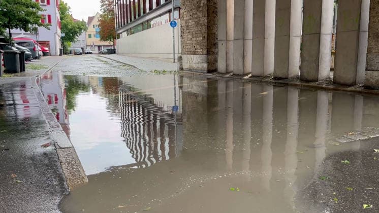 Unwetter in Reutlingen, Eine schwere Gewitterzelle mit intensivem Hagel zieht über Reutlingen hinweg. Innerhalb kurzer Zeit gehen kräftige Regenfälle und teils größerer Hagel nieder. Straßen und Plätze stehen stellenweise unter Wasser, während Blitz und Donner das Unwetter begleiten. Reutlingen Baden-Württemberg Deutschland Reutlingen *** Severe weather in Reutlingen: A severe thunderstorm cell with intense hail is moving across Reutlingen. Within a short time, heavy rain and, in some cases, large hailstones are falling. Streets and squares are flooded in places, while lightning and thunder accompany the storm. Reutlingen, Baden-Württemberg, Germany. Reutlingen Copyright: x xonw-imagesx xNicklasxWaltherx