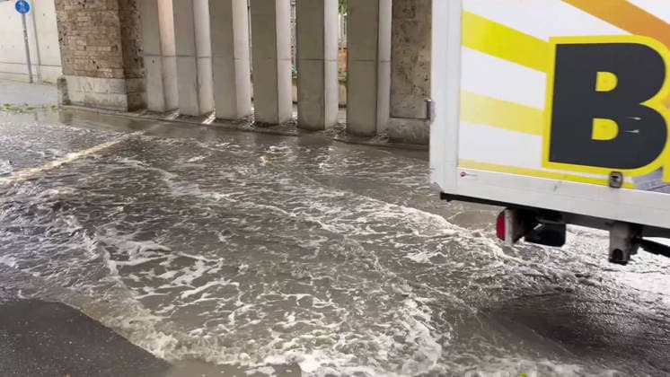 Unwetter in Reutlingen, Eine schwere Gewitterzelle mit intensivem Hagel zieht über Reutlingen hinweg. Innerhalb kurzer Zeit gehen kräftige Regenfälle und teils größerer Hagel nieder. Straßen und Plätze stehen stellenweise unter Wasser, während Blitz und Donner das Unwetter begleiten. Reutlingen Baden-Württemberg Deutschland Reutlingen *** Severe weather in Reutlingen: A severe thunderstorm cell with intense hail is moving across Reutlingen. Within a short time, heavy rain and, in some cases, large hailstones are falling. Streets and squares are flooded in places, while lightning and thunder accompany the storm. Reutlingen, Baden-Württemberg, Germany. Reutlingen Copyright: x xonw-imagesx xNicklasxWaltherx