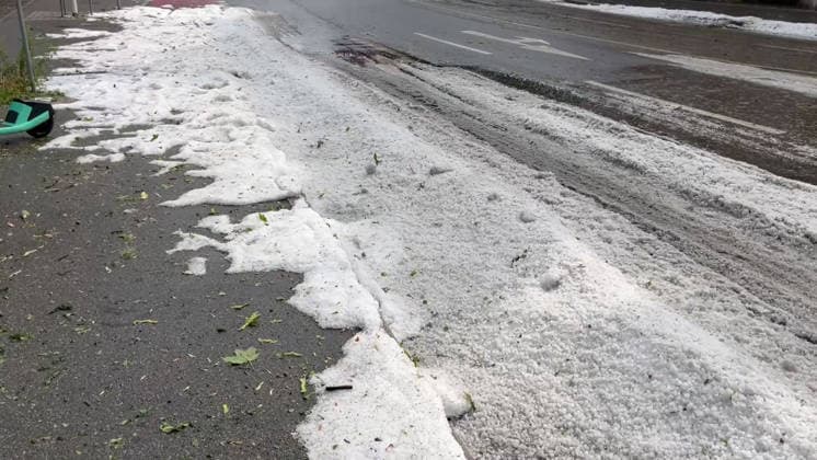 Unwetter in Reutlingen, Eine schwere Gewitterzelle mit intensivem Hagel zieht über Reutlingen hinweg. Innerhalb kurzer Zeit gehen kräftige Regenfälle und teils größerer Hagel nieder. Straßen und Plätze stehen stellenweise unter Wasser, während Blitz und Donner das Unwetter begleiten. Reutlingen Baden-Württemberg Deutschland Reutlingen *** Severe weather in Reutlingen: A severe thunderstorm cell with intense hail is moving across Reutlingen. Within a short time, heavy rain and, in some cases, large hailstones are falling. Streets and squares are flooded in places, while lightning and thunder accompany the storm. Reutlingen, Baden-Württemberg, Germany. Reutlingen Copyright: x xonw-imagesx xNicklasxWaltherx