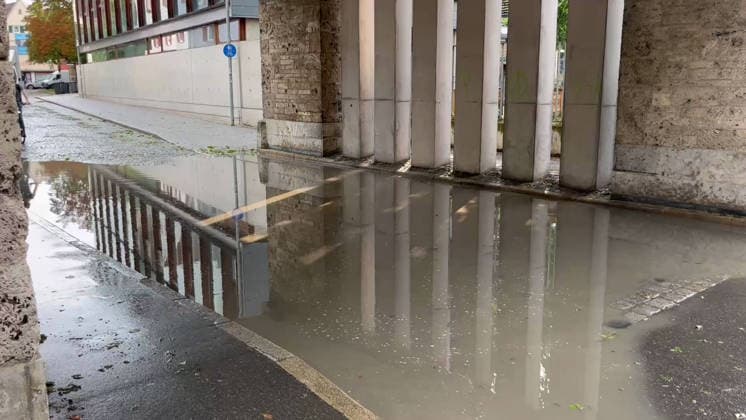 Unwetter in Reutlingen, Eine schwere Gewitterzelle mit intensivem Hagel zieht über Reutlingen hinweg. Innerhalb kurzer Zeit gehen kräftige Regenfälle und teils größerer Hagel nieder. Straßen und Plätze stehen stellenweise unter Wasser, während Blitz und Donner das Unwetter begleiten. Reutlingen Baden-Württemberg Deutschland Reutlingen *** Severe weather in Reutlingen: A severe thunderstorm cell with intense hail is moving across Reutlingen. Within a short time, heavy rain and, in some cases, large hailstones are falling. Streets and squares are flooded in places, while lightning and thunder accompany the storm. Reutlingen, Baden-Württemberg, Germany. Reutlingen Copyright: x xonw-imagesx xNicklasxWaltherx