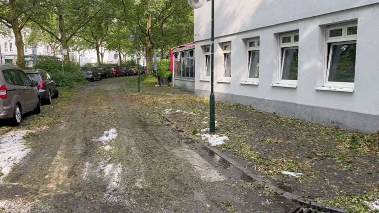 Unwetter in Reutlingen, Eine schwere Gewitterzelle mit intensivem Hagel zieht über Reutlingen hinweg. Innerhalb kurzer Zeit gehen kräftige Regenfälle und teils größerer Hagel nieder. Straßen und Plätze stehen stellenweise unter Wasser, während Blitz und Donner das Unwetter begleiten. Reutlingen Baden-Württemberg Deutschland Reutlingen *** Severe weather in Reutlingen: A severe thunderstorm cell with intense hail is moving across Reutlingen. Within a short time, heavy rain and, in some cases, large hailstones are falling. Streets and squares are flooded in places, while lightning and thunder accompany the storm. Reutlingen, Baden-Württemberg, Germany. Reutlingen Copyright: x xonw-imagesx xNicklasxWaltherx