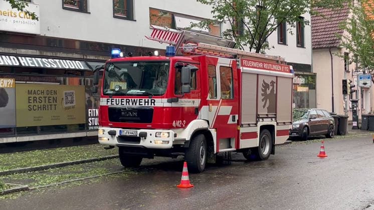 Unwetter in Reutlingen, Eine schwere Gewitterzelle mit intensivem Hagel zieht über Reutlingen hinweg. Innerhalb kurzer Zeit gehen kräftige Regenfälle und teils größerer Hagel nieder. Straßen und Plätze stehen stellenweise unter Wasser, während Blitz und Donner das Unwetter begleiten. Reutlingen Baden-Württemberg Deutschland Reutlingen *** Severe weather in Reutlingen: A severe thunderstorm cell with intense hail is moving across Reutlingen. Within a short time, heavy rain and, in some cases, large hailstones are falling. Streets and squares are flooded in places, while lightning and thunder accompany the storm. Reutlingen, Baden-Württemberg, Germany. Reutlingen Copyright: x xonw-imagesx xNicklasxWaltherx