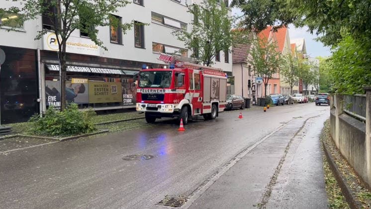 Unwetter in Reutlingen, Eine schwere Gewitterzelle mit intensivem Hagel zieht über Reutlingen hinweg. Innerhalb kurzer Zeit gehen kräftige Regenfälle und teils größerer Hagel nieder. Straßen und Plätze stehen stellenweise unter Wasser, während Blitz und Donner das Unwetter begleiten. Reutlingen Baden-Württemberg Deutschland Reutlingen *** Severe weather in Reutlingen: A severe thunderstorm cell with intense hail is moving across Reutlingen. Within a short time, heavy rain and, in some cases, large hailstones are falling. Streets and squares are flooded in places, while lightning and thunder accompany the storm. Reutlingen, Baden-Württemberg, Germany. Reutlingen Copyright: x xonw-imagesx xNicklasxWaltherx