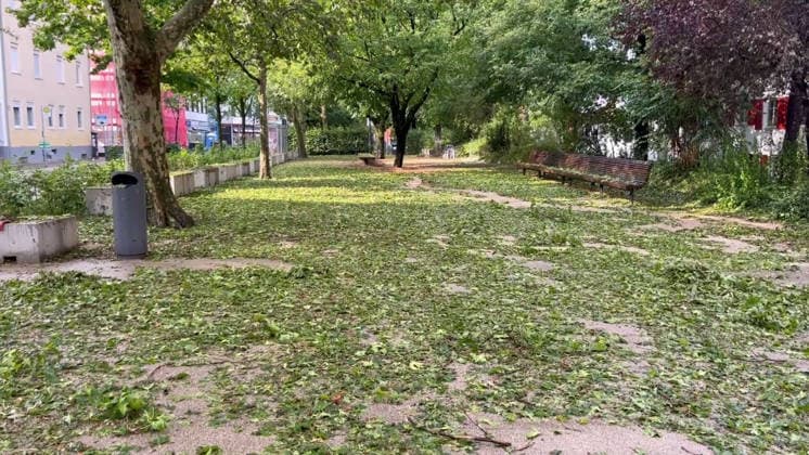 Unwetter in Reutlingen, Eine schwere Gewitterzelle mit intensivem Hagel zieht über Reutlingen hinweg. Innerhalb kurzer Zeit gehen kräftige Regenfälle und teils größerer Hagel nieder. Straßen und Plätze stehen stellenweise unter Wasser, während Blitz und Donner das Unwetter begleiten. Reutlingen Baden-Württemberg Deutschland Reutlingen *** Severe weather in Reutlingen: A severe thunderstorm cell with intense hail is moving across Reutlingen. Within a short time, heavy rain and, in some cases, large hailstones are falling. Streets and squares are flooded in places, while lightning and thunder accompany the storm. Reutlingen, Baden-Württemberg, Germany. Reutlingen Copyright: x xonw-imagesx xNicklasxWaltherx