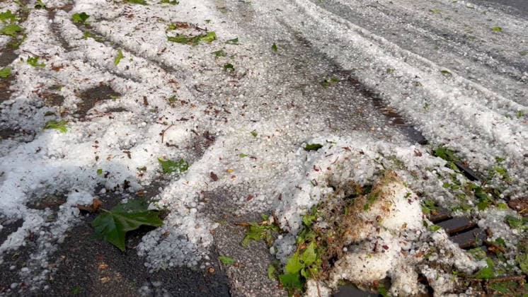 Unwetter in Reutlingen, Eine schwere Gewitterzelle mit intensivem Hagel zieht über Reutlingen hinweg. Innerhalb kurzer Zeit gehen kräftige Regenfälle und teils größerer Hagel nieder. Straßen und Plätze stehen stellenweise unter Wasser, während Blitz und Donner das Unwetter begleiten. Reutlingen Baden-Württemberg Deutschland Reutlingen *** Severe weather in Reutlingen: A severe thunderstorm cell with intense hail is moving across Reutlingen. Within a short time, heavy rain and, in some cases, large hailstones are falling. Streets and squares are flooded in places, while lightning and thunder accompany the storm. Reutlingen, Baden-Württemberg, Germany. Reutlingen Copyright: x xonw-imagesx xNicklasxWaltherx