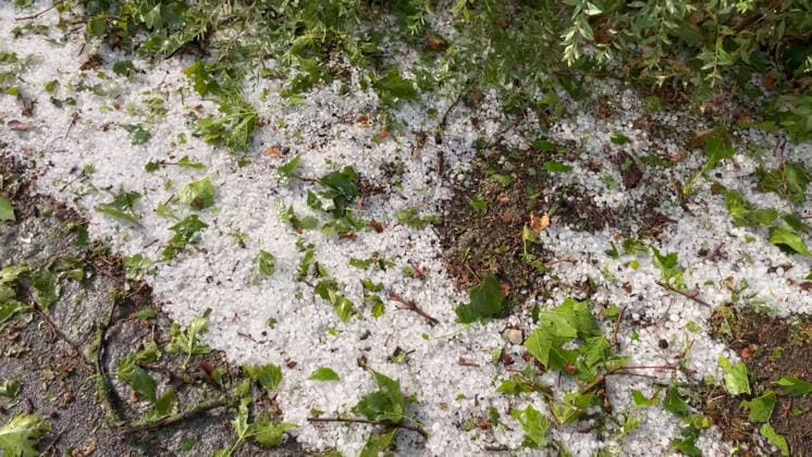Unwetter in Reutlingen, Eine schwere Gewitterzelle mit intensivem Hagel zieht über Reutlingen hinweg. Innerhalb kurzer Zeit gehen kräftige Regenfälle und teils größerer Hagel nieder. Straßen und Plätze stehen stellenweise unter Wasser, während Blitz und Donner das Unwetter begleiten. Reutlingen Baden-Württemberg Deutschland Reutlingen *** Severe weather in Reutlingen: A severe thunderstorm cell with intense hail is moving across Reutlingen. Within a short time, heavy rain and, in some cases, large hailstones are falling. Streets and squares are flooded in places, while lightning and thunder accompany the storm. Reutlingen, Baden-Württemberg, Germany. Reutlingen Copyright: x xonw-imagesx xNicklasxWaltherx