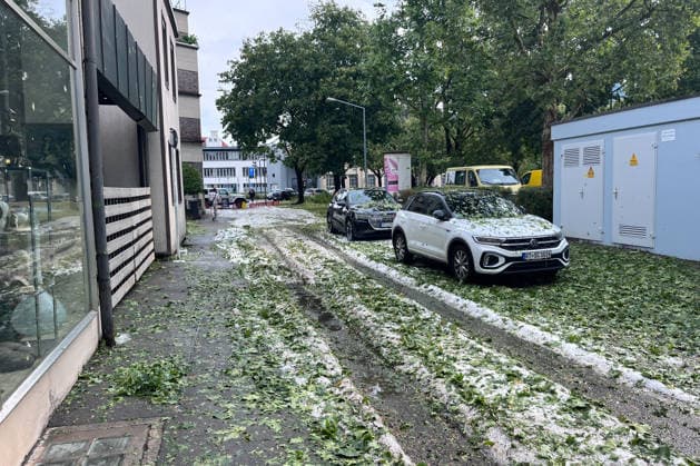News Bilder des Tages Unwetter in Reutlingen, Eine schwere Gewitterzelle mit intensivem Hagel zieht über Reutlingen hinweg. Innerhalb kurzer Zeit gehen kräftige Regenfälle und teils größerer Hagel nieder. Straßen und Plätze stehen stellenweise unter Wasser, während Blitz und Donner das Unwetter begleiten. Reutlingen Baden-Württemberg Deutschland Reutlingen *** Severe weather in Reutlingen: A severe thunderstorm cell with intense hail is moving across Reutlingen. Within a short time, heavy rain and, in some cases, large hailstones are falling. Streets and squares are flooded in places, while lightning and thunder accompany the storm. Reutlingen, Baden-Württemberg, Germany. Reutlingen Copyright: x xonw-imagesx xNicklasxWaltherx