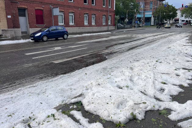 News Bilder des Tages Unwetter in Reutlingen, Eine schwere Gewitterzelle mit intensivem Hagel zieht über Reutlingen hinweg. Innerhalb kurzer Zeit gehen kräftige Regenfälle und teils größerer Hagel nieder. Straßen und Plätze stehen stellenweise unter Wasser, während Blitz und Donner das Unwetter begleiten. Reutlingen Baden-Württemberg Deutschland Reutlingen *** Severe weather in Reutlingen: A severe thunderstorm cell with intense hail is moving across Reutlingen. Within a short time, heavy rain and, in some cases, large hailstones are falling. Streets and squares are flooded in places, while lightning and thunder accompany the storm. Reutlingen, Baden-Württemberg, Germany. Reutlingen Copyright: x xonw-imagesx xNicklasxWaltherx