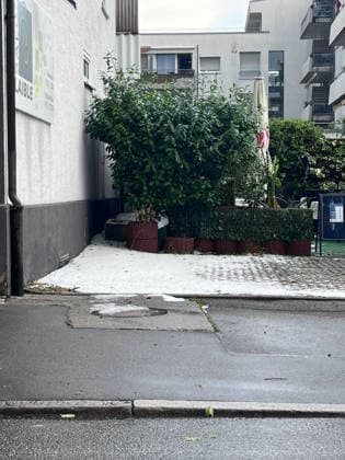 Unwetter in Reutlingen, Eine schwere Gewitterzelle mit intensivem Hagel zieht über Reutlingen hinweg. Innerhalb kurzer Zeit gehen kräftige Regenfälle und teils größerer Hagel nieder. Straßen und Plätze stehen stellenweise unter Wasser, während Blitz und Donner das Unwetter begleiten. Reutlingen Baden-Württemberg Deutschland Reutlingen *** Severe weather in Reutlingen: A severe thunderstorm cell with intense hail is moving across Reutlingen. Within a short time, heavy rain and, in some cases, large hailstones are falling. Streets and squares are flooded in places, while lightning and thunder accompany the storm. Reutlingen, Baden-Württemberg, Germany. Reutlingen Copyright: x xonw-imagesx xNicklasxWaltherx