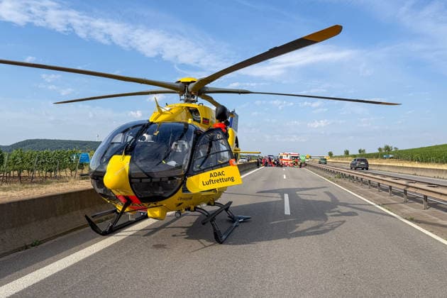 Kollision zwischen Roller und Quad beide Fahrer schwer verletzt Am 15.07.2026 kam es auf der B41 zwischen den Anschlussstellen Rüdesheim und Winzenheim zu einer Kollision zwischen einem Roller und einem Quad. Beide Fahrer wurden schwerstverletzt. Der Quadfahrer wurde bodengebunden mit einem Notarzt, der Rollerfahrer mit dem Rettungshubschrauber Christoph 66 aus Imsweiler in einen Schockraum gebracht. Vor Ort waren drei Rettungswagen, ein Notarzteinsatzfahrzeug und der Rettungshubschrauber im Einsatz, die B41 wurde vollgesperrt. Ein Gutachter wurde informiert, Unfallhergang und -ursache waren zunächst unklar. Bad Kreuznach B 41 Rheinland-Pfalz Deutschland *** Collision Between Scooter and ATV—Both Drivers Seriously Injured On July 15,