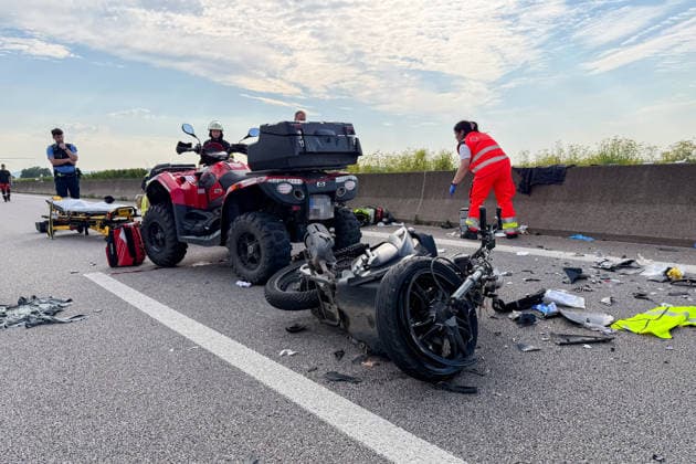 Kollision zwischen Roller und Quad beide Fahrer schwer verletzt Am 15.07.2026 kam es auf der B41 zwischen den Anschlussstellen Rüdesheim und Winzenheim zu einer Kollision zwischen einem Roller und einem Quad. Beide Fahrer wurden schwerstverletzt. Der Quadfahrer wurde bodengebunden mit einem Notarzt, der Rollerfahrer mit dem Rettungshubschrauber Christoph 66 aus Imsweiler in einen Schockraum gebracht. Vor Ort waren drei Rettungswagen, ein Notarzteinsatzfahrzeug und der Rettungshubschrauber im Einsatz, die B41 wurde vollgesperrt. Ein Gutachter wurde informiert, Unfallhergang und -ursache waren zunächst unklar. Bad Kreuznach B 41 Rheinland-Pfalz Deutschland *** Collision Between Scooter and ATV—Both Drivers Seriously Injured On July 15,