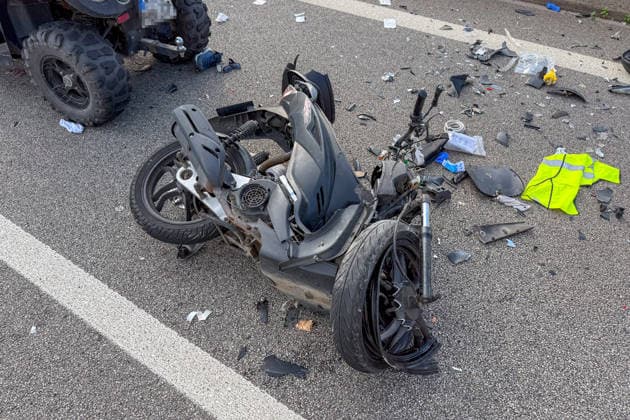 Kollision zwischen Roller und Quad beide Fahrer schwer verletzt Am 15.07.2026 kam es auf der B41 zwischen den Anschlussstellen Rüdesheim und Winzenheim zu einer Kollision zwischen einem Roller und einem Quad. Beide Fahrer wurden schwerstverletzt. Der Quadfahrer wurde bodengebunden mit einem Notarzt, der Rollerfahrer mit dem Rettungshubschrauber Christoph 66 aus Imsweiler in einen Schockraum gebracht. Vor Ort waren drei Rettungswagen, ein Notarzteinsatzfahrzeug und der Rettungshubschrauber im Einsatz, die B41 wurde vollgesperrt. Ein Gutachter wurde informiert, Unfallhergang und -ursache waren zunächst unklar. Bad Kreuznach B 41 Rheinland-Pfalz Deutschland *** Collision Between Scooter and ATV—Both Drivers Seriously Injured On July 15,