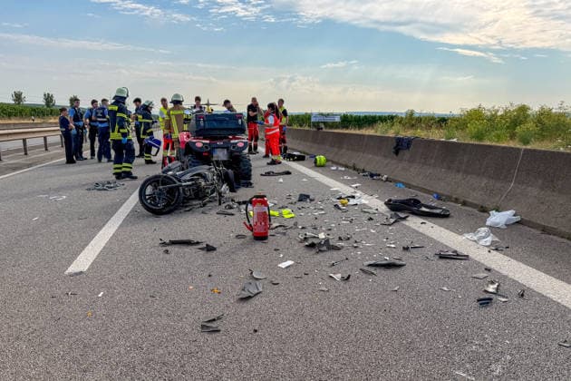 Kollision zwischen Roller und Quad beide Fahrer schwer verletzt Am 15.07.2026 kam es auf der B41 zwischen den Anschlussstellen Rüdesheim und Winzenheim zu einer Kollision zwischen einem Roller und einem Quad. Beide Fahrer wurden schwerstverletzt. Der Quadfahrer wurde bodengebunden mit einem Notarzt, der Rollerfahrer mit dem Rettungshubschrauber Christoph 66 aus Imsweiler in einen Schockraum gebracht. Vor Ort waren drei Rettungswagen, ein Notarzteinsatzfahrzeug und der Rettungshubschrauber im Einsatz, die B41 wurde vollgesperrt. Ein Gutachter wurde informiert, Unfallhergang und -ursache waren zunächst unklar. Bad Kreuznach B 41 Rheinland-Pfalz Deutschland *** Collision Between Scooter and ATV—Both Drivers Seriously Injured On July 15,