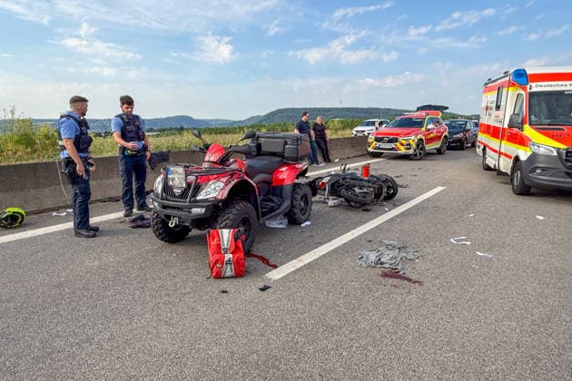 Kollision zwischen Roller und Quad beide Fahrer schwer verletzt Am 15.07.2026 kam es auf der B41 zwischen den Anschlussstellen Rüdesheim und Winzenheim zu einer Kollision zwischen einem Roller und einem Quad. Beide Fahrer wurden schwerstverletzt. Der Quadfahrer wurde bodengebunden mit einem Notarzt, der Rollerfahrer mit dem Rettungshubschrauber Christoph 66 aus Imsweiler in einen Schockraum gebracht. Vor Ort waren drei Rettungswagen, ein Notarzteinsatzfahrzeug und der Rettungshubschrauber im Einsatz, die B41 wurde vollgesperrt. Ein Gutachter wurde informiert, Unfallhergang und -ursache waren zunächst unklar. Bad Kreuznach B 41 Rheinland-Pfalz Deutschland *** Collision Between Scooter and ATV—Both Drivers Seriously Injured On July 15,
