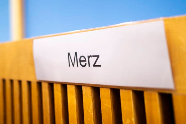 Das Namensschild von Friedrich Merz (CDU), Bundeskanzler, aufgenommen im Rahmen der Sommerpressekonferenz in der BPK in Berlin, 15.07.2026. Berlin Deutschland *** The name tag of Friedrich Merz (CDU), Federal Chancellor, photographed during the summer press conference at the BPK in Berlin, July 15, 2026, Berlin, Germany Copyright: xFlorianxGaertnerx