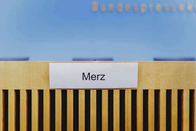 Namensschild fuer Friedrich Merz (CDU), Bundeskanzler, aufgenommen vor der Sommerpressekonferenz in der BPK in Berlin, 15.07.2026. Berlin Deutschland *** Name tag for Friedrich Merz (CDU), Chancellor of Germany, photographed before the summer press conference at the BPK in Berlin, July 15, 2026, Berlin, Germany Copyright: xFlorianxGaertnerx