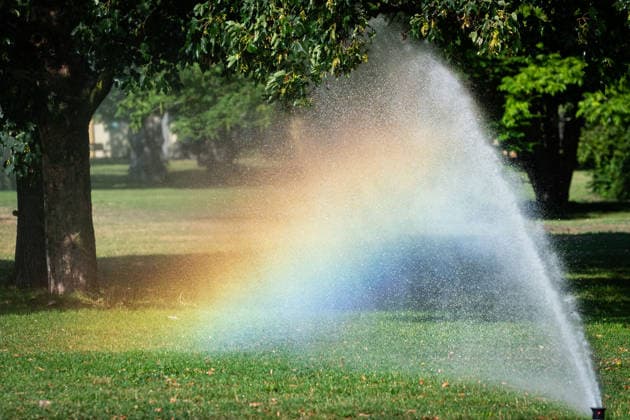 Berlin, Rasensprenger Ein Regenbogen im Wasser eines Rasensprengers auf der Wiese nahe dem Bundestags am 15.07.2026 in Berlin. Berlin Bundeskanzleramt Berlin Deutschland *** Berlin, Lawn Sprinkler: A rainbow in the water from a lawn sprinkler on a lawn near the Bundestag on July 15, 2026, in Berlin, Berlin, Federal Chancellery, Berlin, Germany