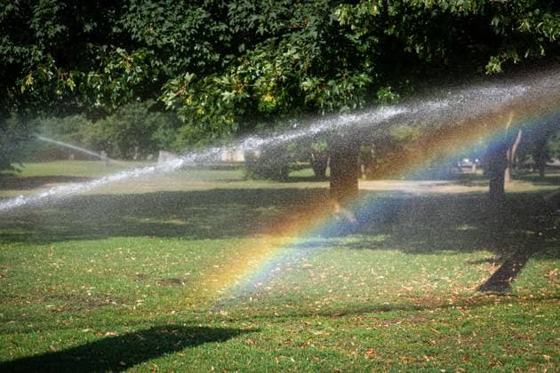 Berlin, Rasensprenger Ein Regenbogen im Wasser eines Rasensprengers auf der Wiese nahe dem Bundestags am 15.07.2026 in Berlin. Berlin Bundeskanzleramt Berlin Deutschland *** Berlin, Lawn Sprinkler: A rainbow in the water from a lawn sprinkler on the lawn near the Bundestag on July 15, 2026, in Berlin, Berlin, Federal Chancellery, Berlin, Germany