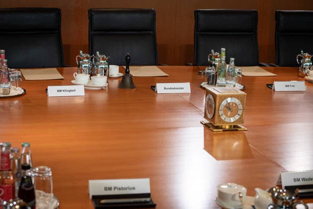 Berlin, Kabinettssitzung der Bundesregierung Kabinettssitzung der Bundesregierung am 15.07.2026 im Bundeskanzleramt in Berlin. Im Bild: Der Kabinettstisch Berlin Bundeskanzleramt Berlin Deutschland *** Berlin, Federal Government Cabinet Meeting Federal Government Cabinet Meeting on July 15, 2026, at the Federal Chancellery in Berlin. Pictured: The cabinet table. Berlin, Federal Chancellery, Berlin, Germany
