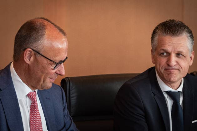 Berlin, Kabinettssitzung der Bundesregierung Kabinettssitzung der Bundesregierung am 15.07.2026 im Bundeskanzleramt in Berlin. Im Bild: Bundeskanzler Friedrich Merz (CDU) und Thorsten Frei (Kanzleramtschef, CDU) Berlin Bundeskanzleramt Berlin Deutschland *** Berlin, Federal Government Cabinet Meeting Federal Government Cabinet Meeting on July 15, 2026, at the Federal Chancellery in Berlin Pictured: Federal Chancellor Friedrich Merz (CDU) and Thorsten Frei, Head of the Federal Chancellery (CDU), Berlin, Federal Chancellery, Berlin, Germany
