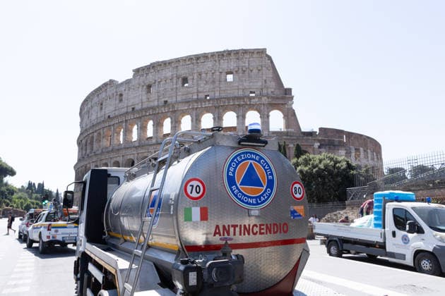 IPA86702490 - Civil Protection tanker truck in front of the Colosseum in Rome  Copyright: xMatteoxNardonex xx 86702490