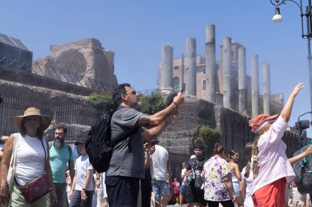 IPA86702508 - Tourists seek relief from the heat under the misting spray in front of the Colosseum in Rome  Copyright: xMatteoxNardonex xx 86702508