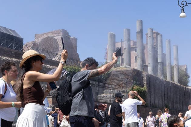 IPA86702509 - Tourists seek relief from the heat under the misting spray in front of the Colosseum in Rome  Copyright: xMatteoxNardonex xx 86702509