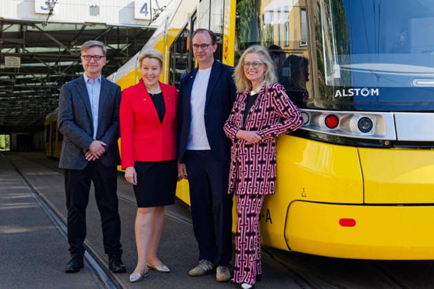 News Bilder des Tages BVG Urbanliner-Tram im Fahrgastbetrieb 2026-07-15 Deutschland, Berlin 50-m-Tram Urbanliner der Berliner Verkehrsbetriebe BVG auf der Linie M4 im Fahrgastbetrieb. Bei der Übergabe auf dem Betriebshof Weißensee im Bild v.l. Christoph laes, Vertriebsleiter für zentral- und Nordeuropa bei Hersteller Alstom, Franziska Giffey (SPD), Senatorin für Wirtschaft, Energie und Betriebe in Berlin, Henrik Falk, Vorstandsvorsitzender der BVG, Ute Bonde (CDU), Senatorin für Mobilität, Verkehr, Klimaschutz und Umwelt in Berlin. *** BVG Urbanliner tram in passenger service July 15, 2026, Germany, Berlin: A 50-meter Urbanliner tram operated by Berliner Verkehrsbetriebe (BVG) on Line M4 in passenger service. Pictured at the handover ceremony at