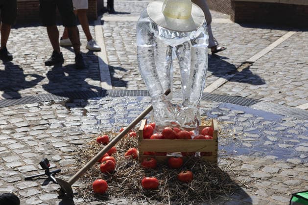Greenpeace action on impact of global warming on workers in Italy ROME, ITALY, JULY 15: Ice statues representing a farm worker, a construction worker and a food delivery rider stand in front of the Colosseum after being placed by Greenpeace activists to melt under the sun during an awareness campaign highlighting the impact of global warming on workers, as a new heatwave grips in Rome, Italy on July 15, 2026. Seven cities were placed under a red alert on Wednesday, with the number expected to rise on Thursday, July 16, and temperatures forecast to exceed 40 degrees Celsius in many areas. Riccardo De Luca Anadolu Rome Italy. Editorial use only. Please get in touch for any other usage.  Copyright: x2026xAnadoluxRiccardoxDexLucax