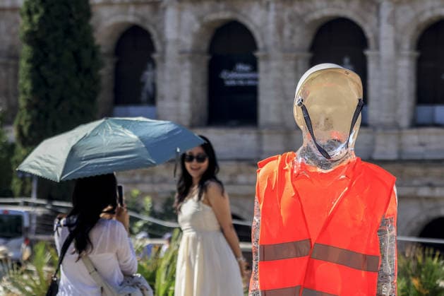 Greenpeace action on impact of global warming on workers in Italy ROME, ITALY, JULY 15: Ice statues representing a farm worker, a construction worker and a food delivery rider stand in front of the Colosseum after being placed by Greenpeace activists to melt under the sun during an awareness campaign highlighting the impact of global warming on workers, as a new heatwave grips in Rome, Italy on July 15, 2026. Seven cities were placed under a red alert on Wednesday, with the number expected to rise on Thursday, July 16, and temperatures forecast to exceed 40 degrees Celsius in many areas. Riccardo De Luca Anadolu Rome Italy. Editorial use only. Please get in touch for any other usage.  Copyright: x2026xAnadoluxRiccardoxDexLucax
